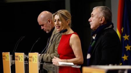 La vicepresidenta segunda del Gobierno y ministra de Trabajo, Yolanda Díaz (C), con los secretarios generales de CCOO y UGT, Unai Sordo (i) y Pepe Álvarez (d), tras la firma del acuerdo alcanzado entre el Ejecutivo y los sindicatos para reducir la jornada laboral a 37 horas y media