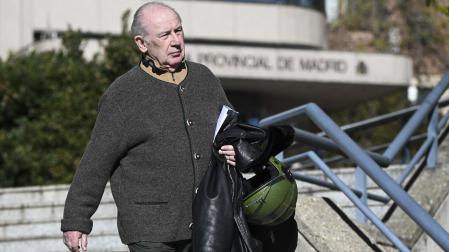 Rodrigo Rato, a las puertas de la Audiencia Provincial de Madrid donde ha ido a recoger su sentencia, este viernes