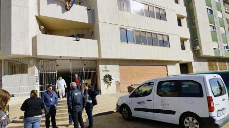 La furgoneta donada por la UPNA, frente al Ayuntamiento de Paiporta