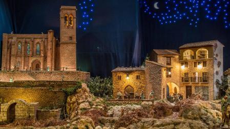 Vista general del montaje, presidido por la iglesia de San Saturnino de El Cerco y el lodo y barro protagonista en primer término