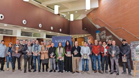 Foto de familia de los asistentes a la presentación este viernes del nuevo número de Conocer Navarra en la casa de cultura de Peralta, protagonista del reportaje principal