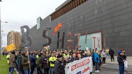 Fotos de la manifestación contra el cierre de BSH Esquíroz en Pamplona.