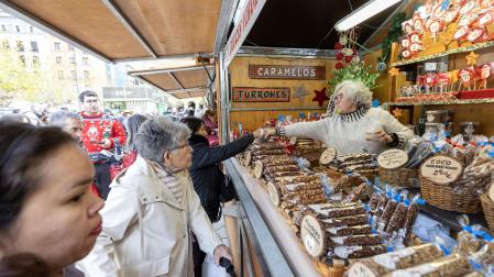 Centenares de personas se pasaron para ojear los productos y comprar en alguno de los puestos durante el mediodía del sábado