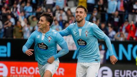 El delantero del Celta de Vigo Pablo Durán (i) celebra su segundo gol ante la Real Sociedad durante el partido de Liga disputado este sábado en el estadio Balaídos de Vigo