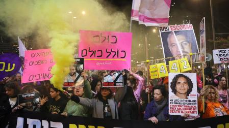 Varias personas se concentran en Tel Aviv pidiendo el cese del alto el fuego /