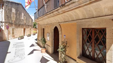 Fachada del Ayuntamiento de Algaida, en Mallorca /