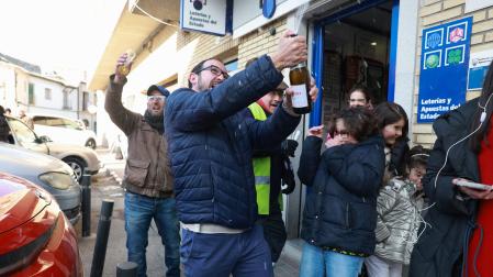 Celebraciones a las puertas de la administración de loterías número 2, situada en la plaza Veracruz de Mocejón, tras haber vendido décimos del tercer premio
