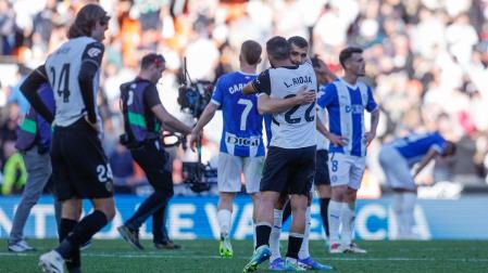 El centrocampista del Valencia Luis Rioja saluda a sus excompañeros del Alavés tras el partido de LaLiga este domingo en el estadio de Mestalla en Valencia