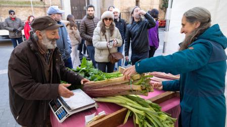 Corella tiene en el cardo rojo el producto más emblemático de su huerta. Un producto que ayer fue exaltado como merece durante una jornada festiva que contó con actividades para todos los gustos.
El programa comenzó con la apertura de un mercado donde los presentes pudieron adquirir este preciado alimento a un precio que rondó los 12 euros por unidad. Además, los puestos de venta despacharon otras verduras como coliflor, borraja, puerro o zanahoria.
Como para conocer las bondades de un alimento no hay mejor modo que probarlo, la plaza de los Fueros acogió una degustación de cardo rojo con maridaje de vinos de varias bodegas locales.
Previamente, la Asociación de Mujeres y Hombres El Crucero llevó a cabo un taller de pelado y preparación de cardo.
Los niños, protagonistas
La jornada sirvió también para celebrar distintas actividades de concienciación medioambiental y alimentaria. Así, vecinos y visitantes de todas las edades pudieron participar en un espectáculo de títeres que divulgó la importancia de comer verdura o en una ginkana sobre reciclaje
Este carácter infantil de la fiesta tuvo su expresión máxima en la celebración del Concurso Master Chef  Verduras en el que los participantes, de entre 3 y 12 años, elaboraron distintos platos con el cardo rojo como protagonista. Cada uno de estos ‘minichefs’ recibió como premio un bono de 10 euros para la compra de material escolar en el comercio local.
Además, los asistentes a la fiesta pudieron participar en varias visitas al conjunto histórico-artístico de Corella y al Museo de Arte Sacro ofrecidas por la Asociación de Guías de la ciudad