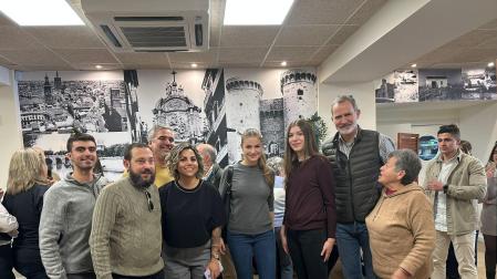 El Rey Felipe, junto a sus hijas, la princesa Leonor y la infanta Sofía, en el restaurante de El Palmar donde comieron tras su visita a Catarroja