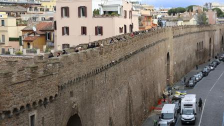 El 'Passetto', un corredor amurallado que une el Vaticano con la fortaleza romana del Castel Sant'Angelo, ofreciendo una atalaya militar y una eventual vía de fuga para los papas a lo largo de los siglos