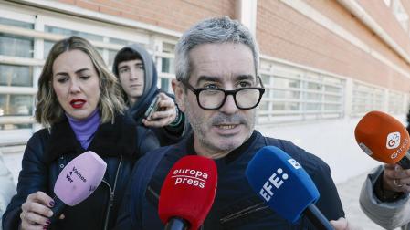 Jacobo Martos, hijo de Raphael, atiende a los medios tras visitar a su padre