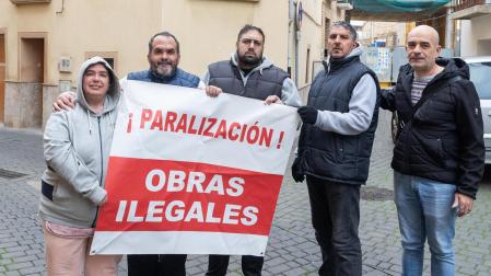 De izda. a dcha. Juliana e Iván Sánchez Serrano, Mikel Mendoza Hernández, Mustapha Idrissi y Yus Casajús Escalada, en la confluencia de las calles afectadas por el futuro garaje que se está construyendo