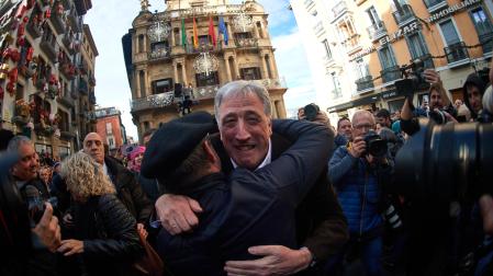 Joseba Asiron (EH Bildu) se abraza con un simpatizante tras la moción de censura del 28 de diciembre de 2023 que desalojó a Cristina Ibarrola (UPN) de la alcaldía