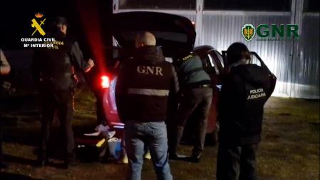 Un momento del operativo, que finalizó con la detención de nueve personas