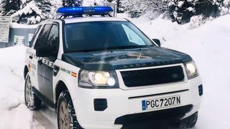 Coche patrulla de la Guardia Civil en el pirineo oscense /