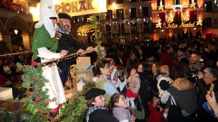 Olentzero y Mari Domingi volvieron a llenar de magia las calles de Tudela antes de la cena de Nochebuena