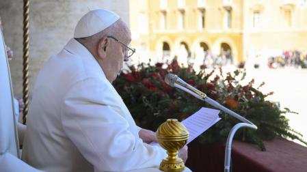 El papa Francisco, en el balcón de la logia central de la fachada de la basílica de San Pedro