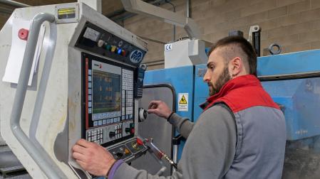 Un trabajador joven de Largoiko, empresa ubicada en Villatuerta