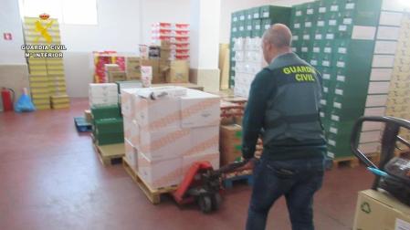 Un guardia civil, durante la operación policial