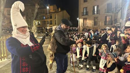 Olentzero y Mari Domingi saludan en la plaza de San Martín, donde tuvo lugar la despedida entre una traca de fuegos artificiales y una chocolatada compartida