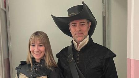 Caracterizados como la mosquetera Christine y D’Artagnan