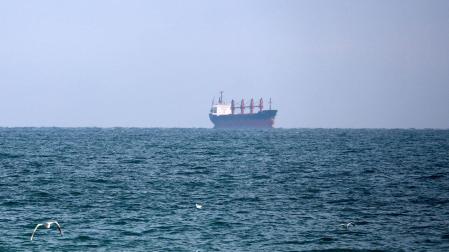 Un barco navega por el Mar Negro, en la costa con Ordesa, en el sur de Ucrania