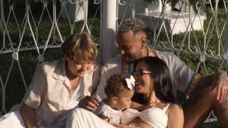 Neymar junto a su familia en el vídeo en el que han anunciado que van a ser padres
