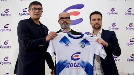 Álvaro Cervera, en el centro, en su presentación como técnico del Tenerife