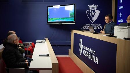 Alfonso Ramírez, presidente de la Junta Electoral del C.A. Osasuna, y el notario José Miguel Gómez Sánchez, durante el sorteo