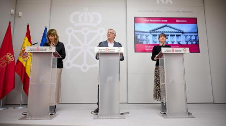 La vicepresidenta segunda, Ana Ollo, el vicepresidente primero, Félix Taberna, y la vicepresidenta tercera, Begoña Alfaro, en la rueda de prensa ofrecida este viernes para explicar las prioridades políticas de 2025