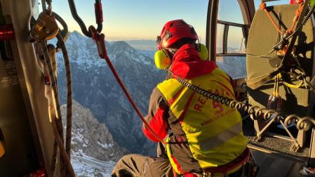 El joven ha sido trasladado por el grupo de rescate del SEPA a bordo de un helicóptero medicalizado
REMITIDA / HANDOUT por SEPA
Fotografía remitida a medios de comunicación exclusivamente para ilustrar la noticia a la que hace referencia la imagen, y citando la procedencia de la imagen en la firma
27/12/2024