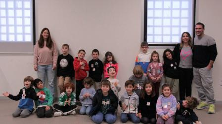 Estefanía Conget y Elena Virto, con los niños del taller y el aspirante a astronauta Alberto Franco