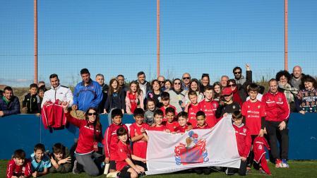 Carol De la Fuente y Aitor Arana, técnicos, junto a los jugadores y la afición del colegio Virgen del Soto