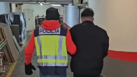 Un agente de la Policía Nacional, junto a uno de los detenidos
REMITIDA / HANDOUT por POLICÍA NACIONAL
Fotografía remitida a medios de comunicación exclusivamente para ilustrar la noticia a la que hace referencia la imagen, y citando la procedencia de la imagen en la firma
28/12/2024