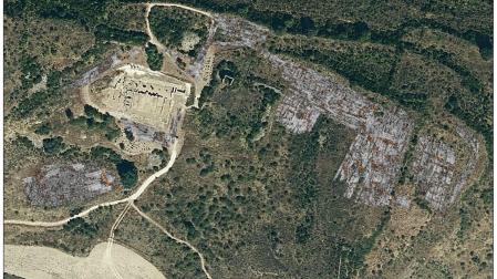 NUEVO MAPEO. Vista aérea de Santa Criz con los resultados obtenidos por el georradar. A la izquierda, en posición central, se distingue el foro romano. El área residencial se concentraría en la parte más oriental de la ciudad. Los puntos amarillos corresponden a las “anomalías” detectadas por el georradar, como posibles muros o zanjas.