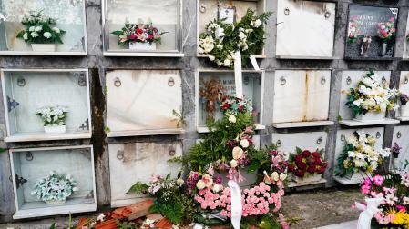 Vista de la lápida donde yacía el ataúd de la madre del hombre detenido en Avilés el pasado sábado, tras extraerlo del cementerio de La Carriona