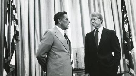 Imagen de septiembrfe de 1977 con Jimmy Carfter (dcha.) conversando con el General Omar Torrijos, de las brigadas panameñas /