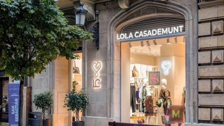 Escaparate de una tienda de la marca Lola Casademunt