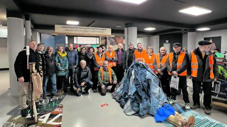 Responsables de la exposición junto con miembros de la plataforma social de Tafalla y del grupo de voluntariado urbano