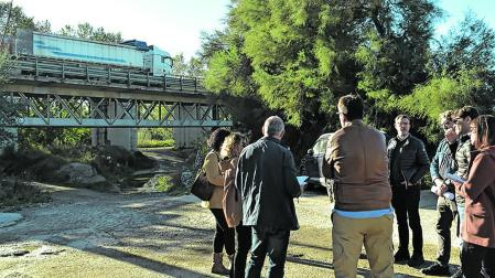 Vista del puente sobre el río Aragón que fueron a visitar los parlamentarios el pasado año.