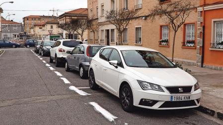 Zonas de estacionamiento de pago en el barrio de la Txantrea, pintadas de blanco