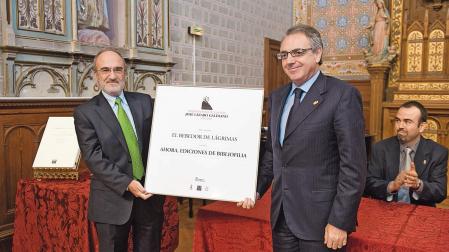 Miguel Sanz, entonces presidente del Gobierno foral, entregó en 2009 la primera edición del premio a Ángel Pina, director de la editorial murciana Ahora
