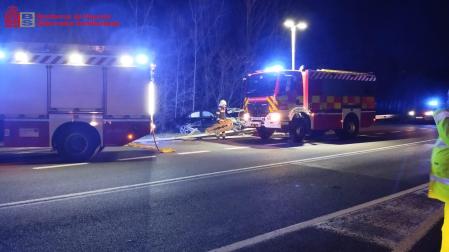 Imagen de los bomberos en el lugar donde se ha producido el accidente