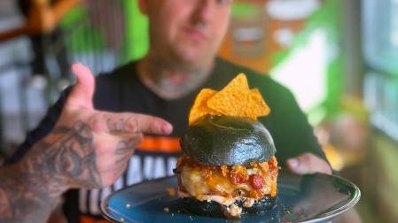 Xabi Aldaz, con la hamburguesa BRUTALIZER XX5