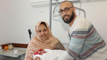 El pequeño Abidin, con sus padres Limam Bati Abidin y Haiat Bon Adda