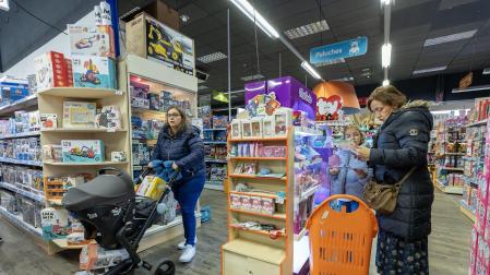 Fotos de las compras navideñas de juguetes./