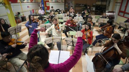 Un momento del ensayo de este jueves por la mañana de la Joven Orquesta de Pamplona (JOP) en el colegio Eulza de Barañáin