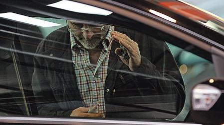 Un particular mira un coche en exposición para la venta