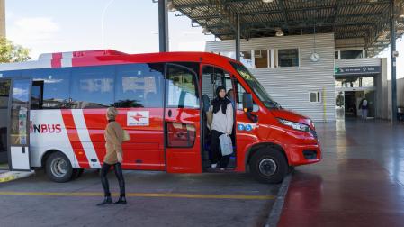 Viajeros en un autobús en la estación de Tudela